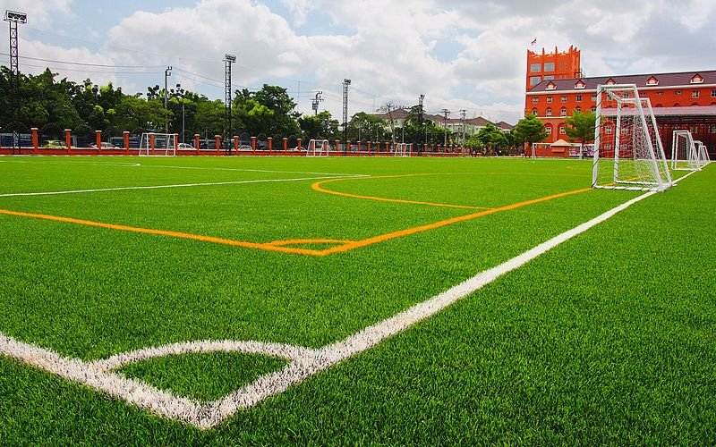 Cỏ nhân tạo sân bóng là gì
