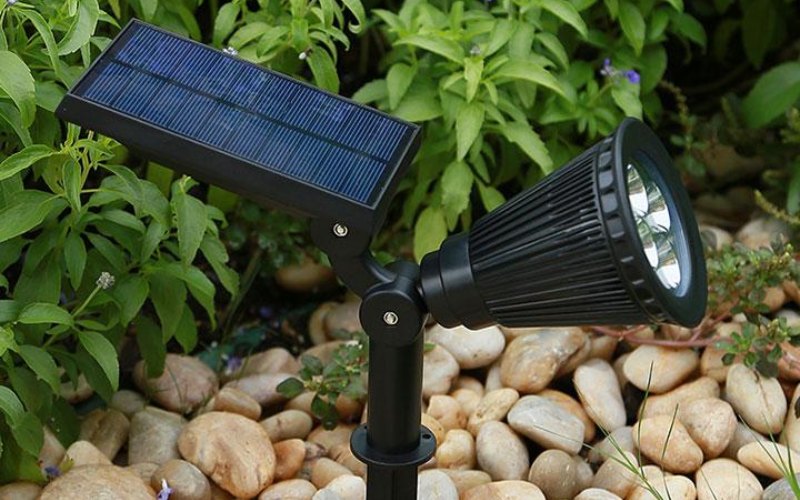 Giá đèn rọi sân vườn