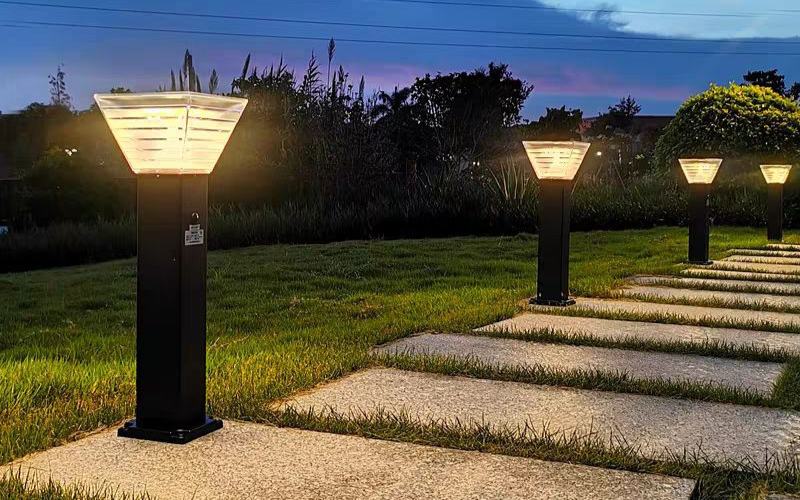 mua trụ đèn sân vườn năng lượng mặt trời