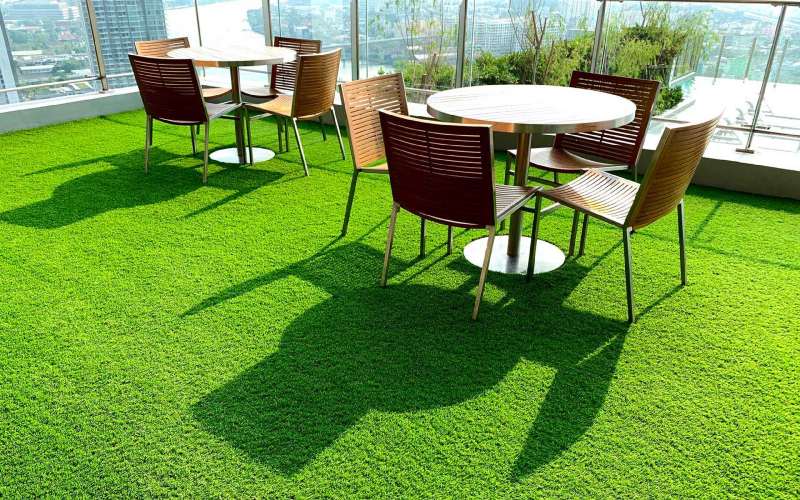vệ sinh thảm cỏ nhân tạo