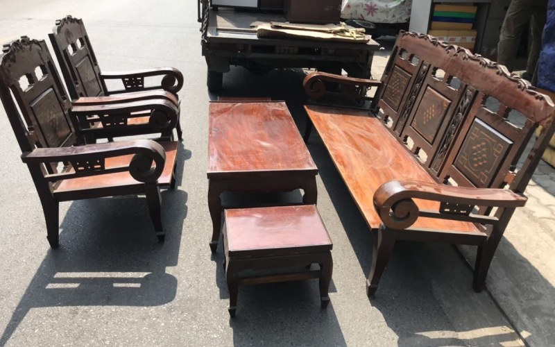 Bàn gỗ cũ