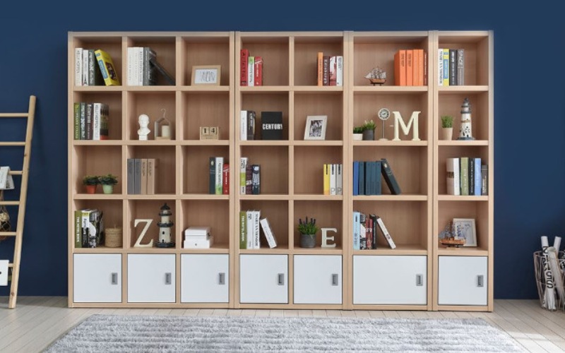 sắp xếp đồ trên kệ gỗ