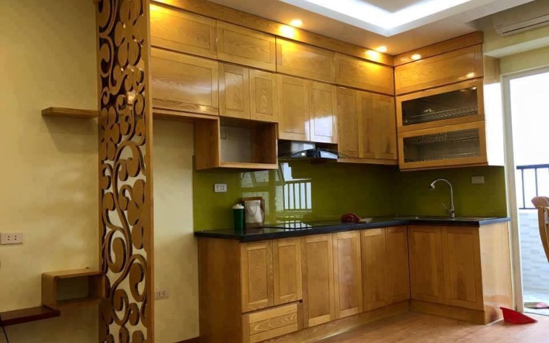 kệ bếp gỗ sồi cho căn hộ chung cư