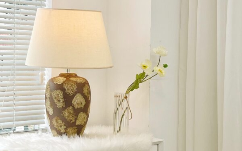 Cách bố trí đèn ngủ đầu giường hợp