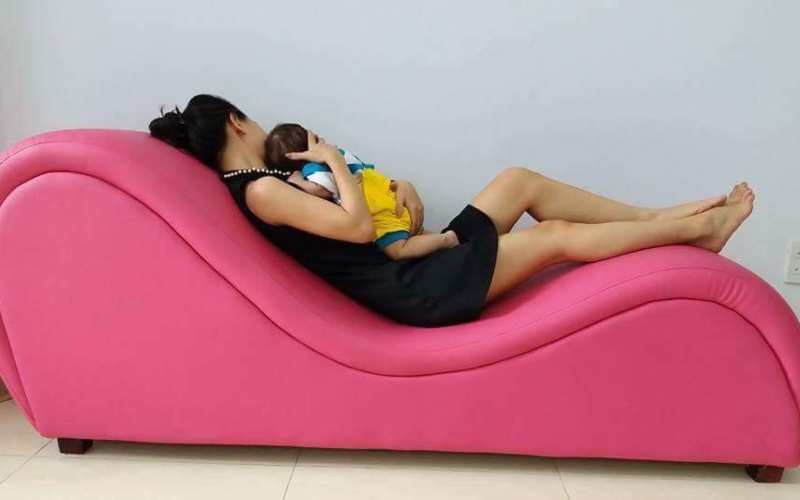 ghế tình yêu màu hồng