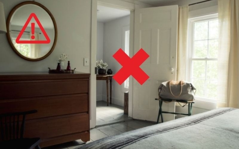 gương chiếu vào giường ngủ có hại cho sức khỏe không